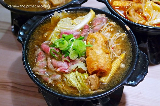 【台中火鍋小推薦】那個鍋@逢甲店。使用獨特湯頭,料多又實在,白飯乾麵吃到飽,一個人也可以恣意享受麻辣小火鍋 @飛天璇的口袋