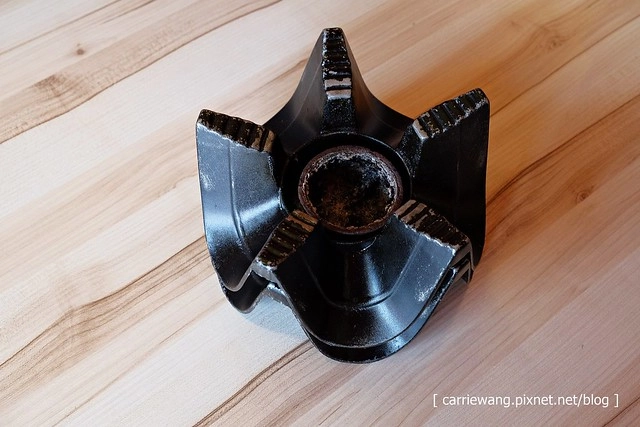 【台中火鍋小推薦】那個鍋@逢甲店。使用獨特湯頭,料多又實在,白飯乾麵吃到飽,一個人也可以恣意享受麻辣小火鍋 @飛天璇的口袋