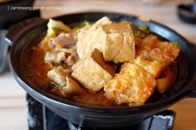 【台中火鍋小推薦】那個鍋@逢甲店。使用獨特湯頭,料多又實在,白飯乾麵吃到飽,一個人也可以恣意享受麻辣小火鍋 @飛天璇的口袋