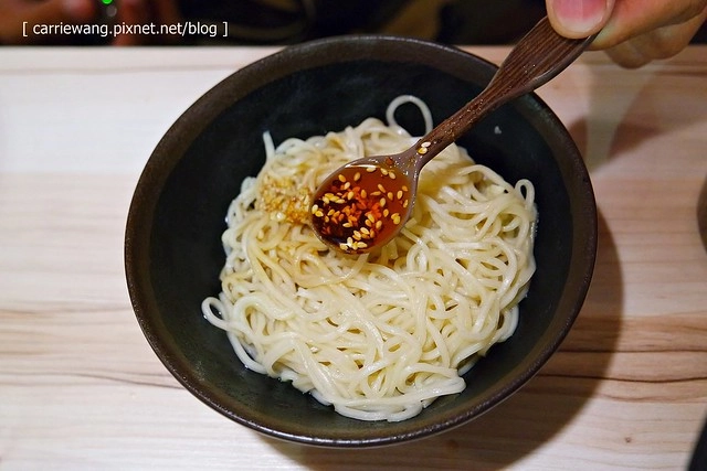 【台中火鍋小推薦】那個鍋@逢甲店。使用獨特湯頭,料多又實在,白飯乾麵吃到飽,一個人也可以恣意享受麻辣小火鍋 @飛天璇的口袋