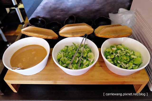 【台中火鍋小推薦】那個鍋@逢甲店。使用獨特湯頭,料多又實在,白飯乾麵吃到飽,一個人也可以恣意享受麻辣小火鍋 @飛天璇的口袋