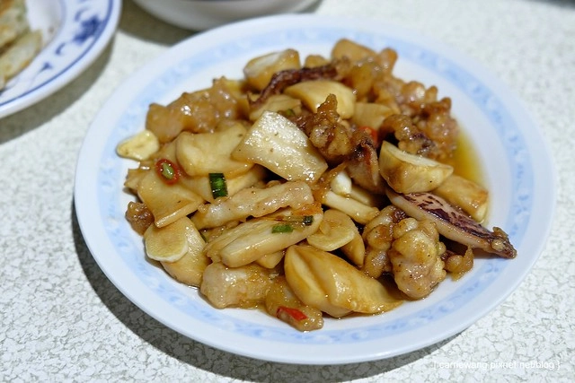 【台中火鍋推薦】士官長酸菜白肉鍋。每人$300元大口吃火鍋,隨機版的小菜依時令而出,路邊攤也可以吃的很盡興 @飛天璇的口袋