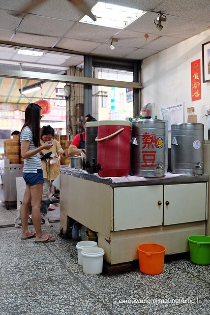 台中西屯|曉明湯包.台中人的宵夜美食,凌晨開賣的湯包 @飛天璇的口袋
