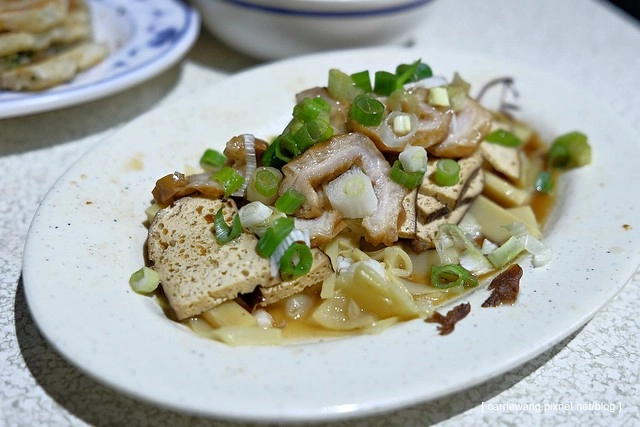 【台中火鍋推薦】士官長酸菜白肉鍋。每人$300元大口吃火鍋,隨機版的小菜依時令而出,路邊攤也可以吃的很盡興 @飛天璇的口袋