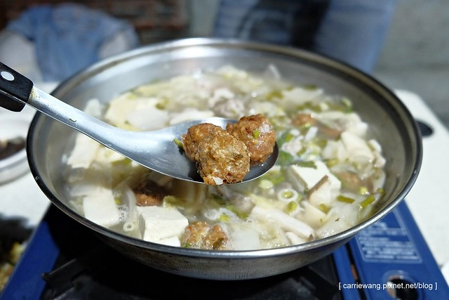 【台中火鍋推薦】士官長酸菜白肉鍋。每人$300元大口吃火鍋,隨機版的小菜依時令而出,路邊攤也可以吃的很盡興 @飛天璇的口袋