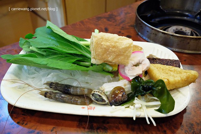 【台中小火鍋推薦】櫻鍋火鍋城。環境雖然老舊,但是肉品會先爆香,湯頭鮮美好喝,賣的都是熟客,還滿推薦的哦! @飛天璇的口袋