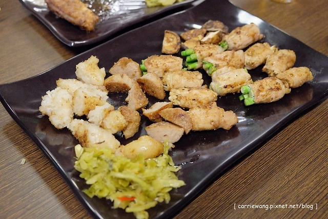 【台中居酒屋推薦】紅燈籠碳火串燒居酒屋。隱身在篤行市場內的美食,好吃、平價、CP值高,值得再訪 @飛天璇的口袋