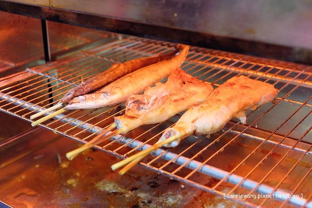 【台中居酒屋推薦】紅燈籠碳火串燒居酒屋。隱身在篤行市場內的美食,好吃、平價、CP值高,值得再訪 @飛天璇的口袋