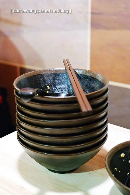 【台中火鍋小推薦】那個鍋@逢甲店。使用獨特湯頭,料多又實在,白飯乾麵吃到飽,一個人也可以恣意享受麻辣小火鍋 @飛天璇的口袋