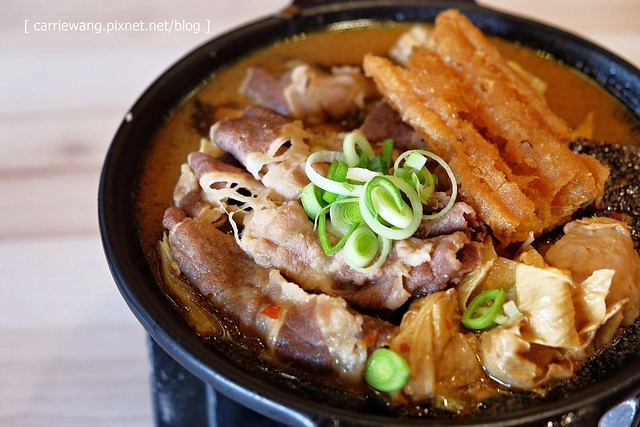 【台中火鍋小推薦】那個鍋@逢甲店。使用獨特湯頭,料多又實在,白飯乾麵吃到飽,一個人也可以恣意享受麻辣小火鍋 @飛天璇的口袋