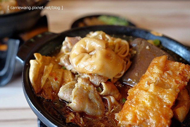 【台中火鍋小推薦】那個鍋@逢甲店。使用獨特湯頭,料多又實在,白飯乾麵吃到飽,一個人也可以恣意享受麻辣小火鍋 @飛天璇的口袋