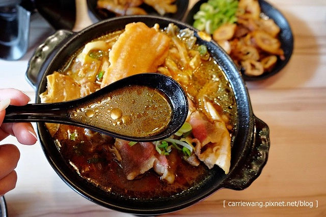 【台中火鍋小推薦】那個鍋@逢甲店。使用獨特湯頭,料多又實在,白飯乾麵吃到飽,一個人也可以恣意享受麻辣小火鍋 @飛天璇的口袋