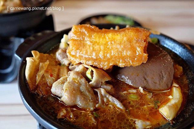 【台中火鍋小推薦】那個鍋@逢甲店。使用獨特湯頭,料多又實在,白飯乾麵吃到飽,一個人也可以恣意享受麻辣小火鍋 @飛天璇的口袋