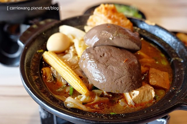 【台中火鍋小推薦】那個鍋@逢甲店。使用獨特湯頭,料多又實在,白飯乾麵吃到飽,一個人也可以恣意享受麻辣小火鍋 @飛天璇的口袋