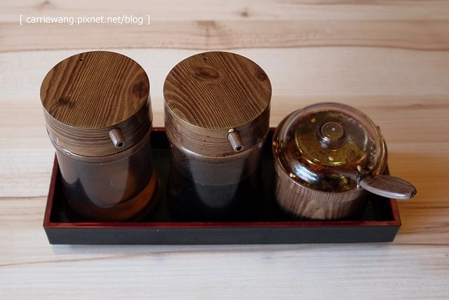 【台中火鍋小推薦】那個鍋@逢甲店。使用獨特湯頭,料多又實在,白飯乾麵吃到飽,一個人也可以恣意享受麻辣小火鍋 @飛天璇的口袋