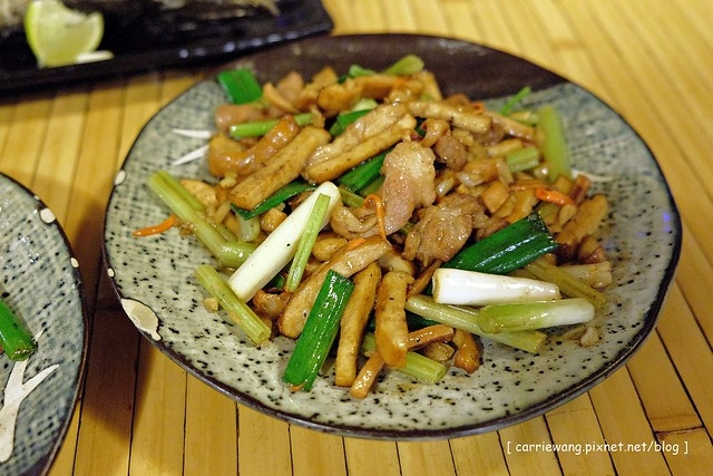 五年酒班炭火串燒|忠孝夜市裡平價的燒烤美味,冬天限定北海道石狩鍋推薦必點,三五好友聚餐的好地方 @飛天璇的口袋