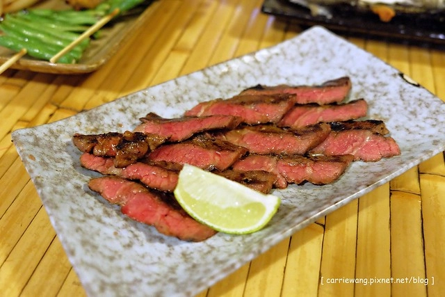 五年酒班炭火串燒|忠孝夜市裡平價的燒烤美味,冬天限定北海道石狩鍋推薦必點,三五好友聚餐的好地方 @飛天璇的口袋