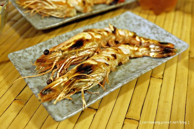 五年酒班炭火串燒|忠孝夜市裡平價的燒烤美味,冬天限定北海道石狩鍋推薦必點,三五好友聚餐的好地方 @飛天璇的口袋