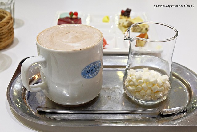 【台中蛋糕甜點】Sweet Emily法式甜品@台中市政旗艦店。杯子蛋糕繽紛可愛,環境華麗浪漫,飲料中規中矩 @飛天璇的口袋