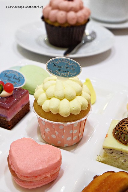 【台中蛋糕甜點】Sweet Emily法式甜品@台中市政旗艦店。杯子蛋糕繽紛可愛,環境華麗浪漫,飲料中規中矩 @飛天璇的口袋