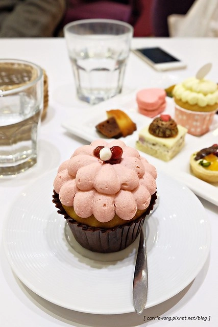 【台中蛋糕甜點】Sweet Emily法式甜品@台中市政旗艦店。杯子蛋糕繽紛可愛,環境華麗浪漫,飲料中規中矩 @飛天璇的口袋