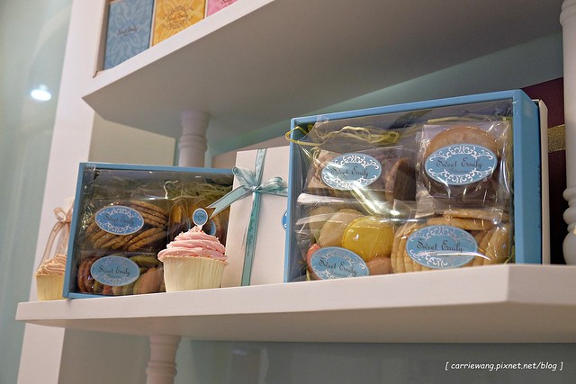 【台中蛋糕甜點】Sweet Emily法式甜品@台中市政旗艦店。杯子蛋糕繽紛可愛,環境華麗浪漫,飲料中規中矩 @飛天璇的口袋