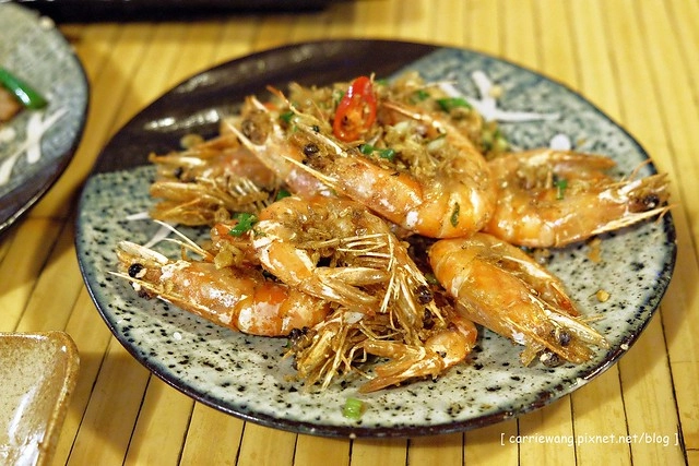 五年酒班炭火串燒|忠孝夜市裡平價的燒烤美味,冬天限定北海道石狩鍋推薦必點,三五好友聚餐的好地方 @飛天璇的口袋