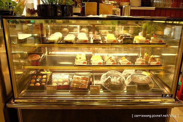 【台中複合式餐廳】異人館咖啡部屋。位於大坑商圈,環境寬敞大器,是聚餐和殺時間的好地方,三層下午茶也滿吸睛的 @飛天璇的口袋