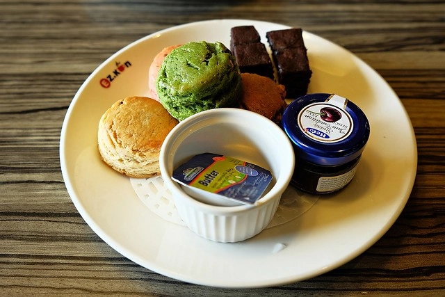 【台中複合式餐廳】異人館咖啡部屋。位於大坑商圈,環境寬敞大器,是聚餐和殺時間的好地方,三層下午茶也滿吸睛的 @飛天璇的口袋