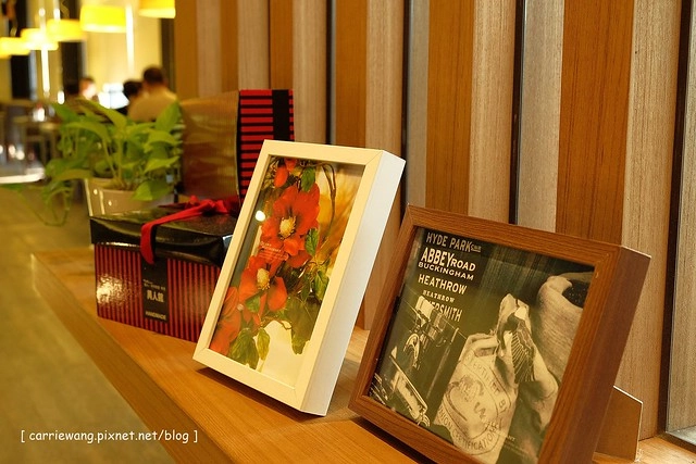 【台中複合式餐廳】異人館咖啡部屋。位於大坑商圈,環境寬敞大器,是聚餐和殺時間的好地方,三層下午茶也滿吸睛的 @飛天璇的口袋