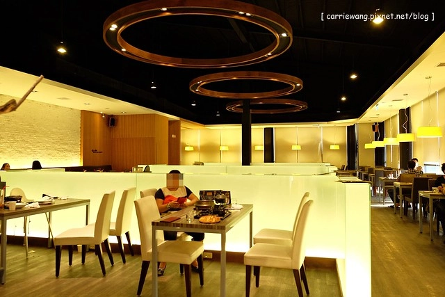 【台中複合式餐廳】異人館咖啡部屋。位於大坑商圈,環境寬敞大器,是聚餐和殺時間的好地方,三層下午茶也滿吸睛的 @飛天璇的口袋