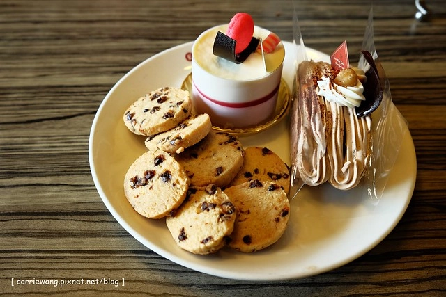 【台中複合式餐廳】異人館咖啡部屋。位於大坑商圈,環境寬敞大器,是聚餐和殺時間的好地方,三層下午茶也滿吸睛的 @飛天璇的口袋