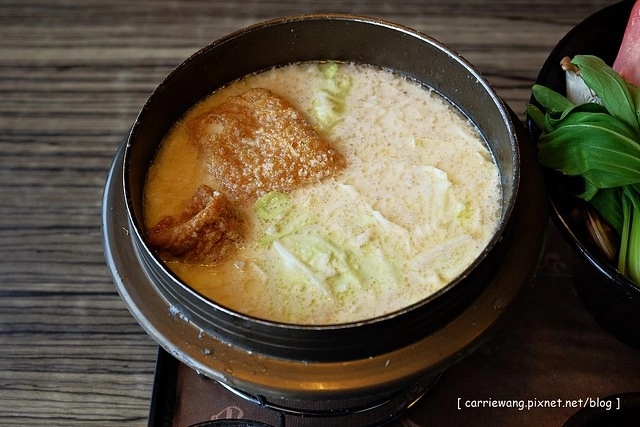 【台中複合式餐廳】異人館咖啡部屋。位於大坑商圈,環境寬敞大器,是聚餐和殺時間的好地方,三層下午茶也滿吸睛的 @飛天璇的口袋