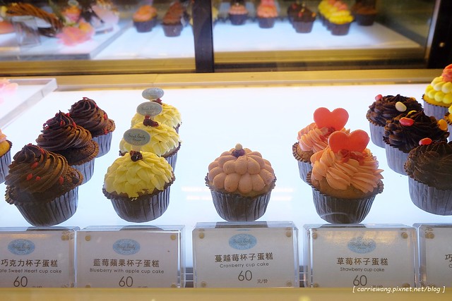 【台中蛋糕甜點】Sweet Emily法式甜品@台中市政旗艦店。杯子蛋糕繽紛可愛,環境華麗浪漫,飲料中規中矩 @飛天璇的口袋