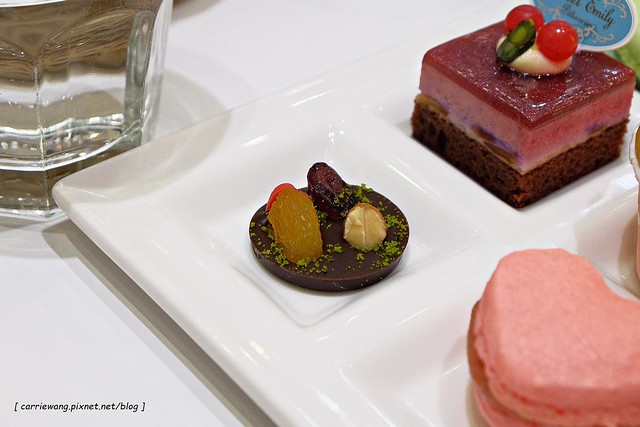 【台中蛋糕甜點】Sweet Emily法式甜品@台中市政旗艦店。杯子蛋糕繽紛可愛,環境華麗浪漫,飲料中規中矩 @飛天璇的口袋