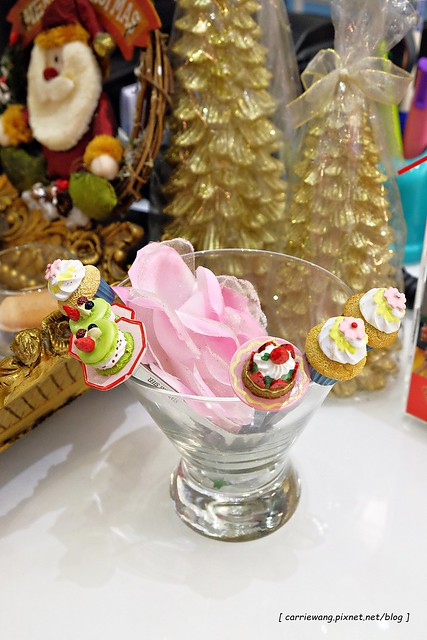 【台中蛋糕甜點】Sweet Emily法式甜品@台中市政旗艦店。杯子蛋糕繽紛可愛,環境華麗浪漫,飲料中規中矩 @飛天璇的口袋