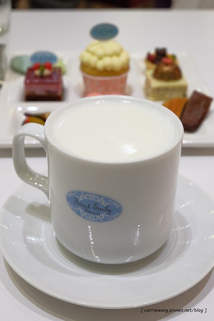 【台中蛋糕甜點】Sweet Emily法式甜品@台中市政旗艦店。杯子蛋糕繽紛可愛,環境華麗浪漫,飲料中規中矩 @飛天璇的口袋