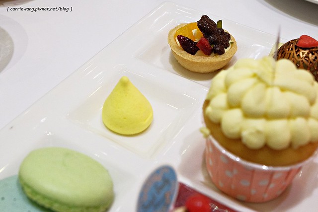 【台中蛋糕甜點】Sweet Emily法式甜品@台中市政旗艦店。杯子蛋糕繽紛可愛,環境華麗浪漫,飲料中規中矩 @飛天璇的口袋