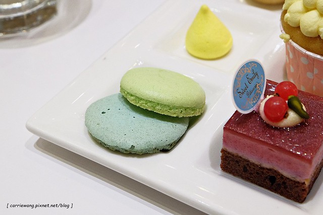 【台中蛋糕甜點】Sweet Emily法式甜品@台中市政旗艦店。杯子蛋糕繽紛可愛,環境華麗浪漫,飲料中規中矩 @飛天璇的口袋