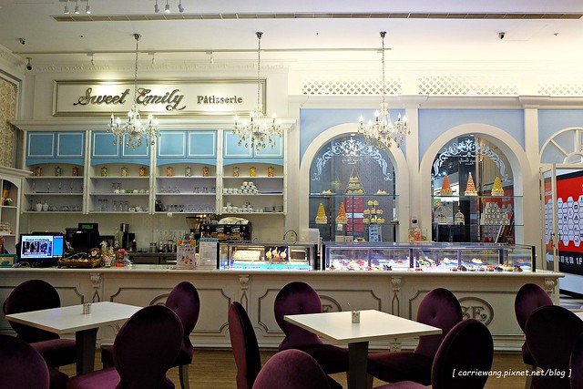 【台中蛋糕甜點】Sweet Emily法式甜品@台中市政旗艦店。杯子蛋糕繽紛可愛,環境華麗浪漫,飲料中規中矩 @飛天璇的口袋