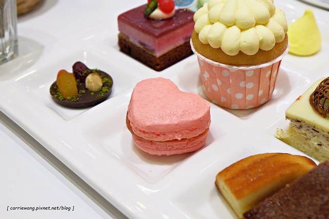 【台中蛋糕甜點】Sweet Emily法式甜品@台中市政旗艦店。杯子蛋糕繽紛可愛,環境華麗浪漫,飲料中規中矩 @飛天璇的口袋