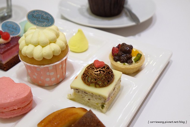 【台中蛋糕甜點】Sweet Emily法式甜品@台中市政旗艦店。杯子蛋糕繽紛可愛,環境華麗浪漫,飲料中規中矩 @飛天璇的口袋