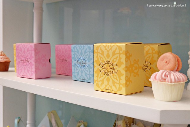 【台中蛋糕甜點】Sweet Emily法式甜品@台中市政旗艦店。杯子蛋糕繽紛可愛,環境華麗浪漫,飲料中規中矩 @飛天璇的口袋