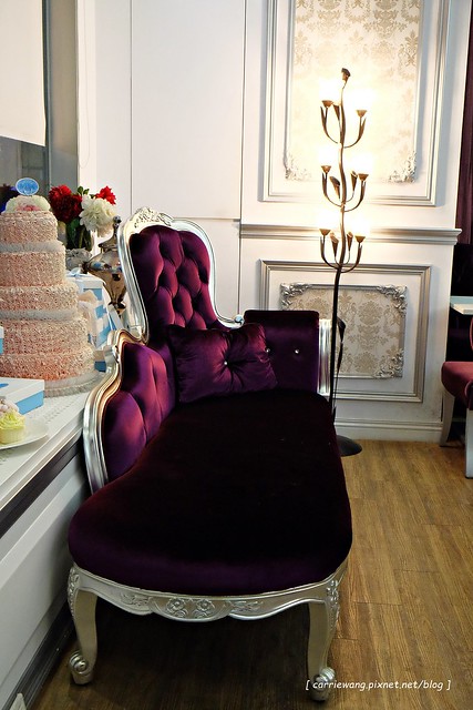 【台中蛋糕甜點】Sweet Emily法式甜品@台中市政旗艦店。杯子蛋糕繽紛可愛,環境華麗浪漫,飲料中規中矩 @飛天璇的口袋