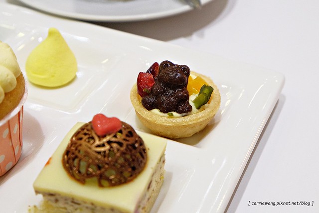 【台中蛋糕甜點】Sweet Emily法式甜品@台中市政旗艦店。杯子蛋糕繽紛可愛,環境華麗浪漫,飲料中規中矩 @飛天璇的口袋