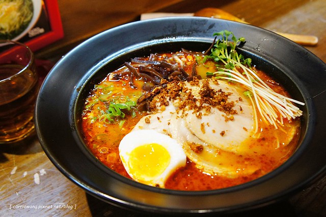 【台北拉麵推薦】樂麵屋@永康店。來自日本九州,客製化的口味,味道不錯,只是油蔥酥的味道重了一點 @飛天璇的口袋