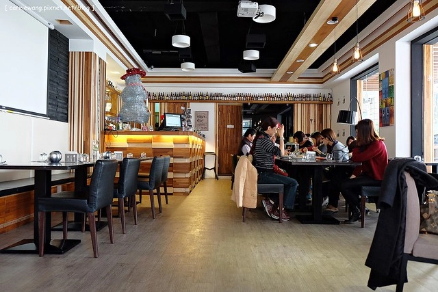 【台中義大利麵】Zaka 札卡餐酒館。週末夜晚有駐唱歌手表演,北屯區少見的餐酒館 @飛天璇的口袋