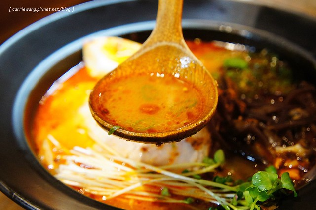 【台北拉麵推薦】樂麵屋@永康店。來自日本九州,客製化的口味,味道不錯,只是油蔥酥的味道重了一點 @飛天璇的口袋