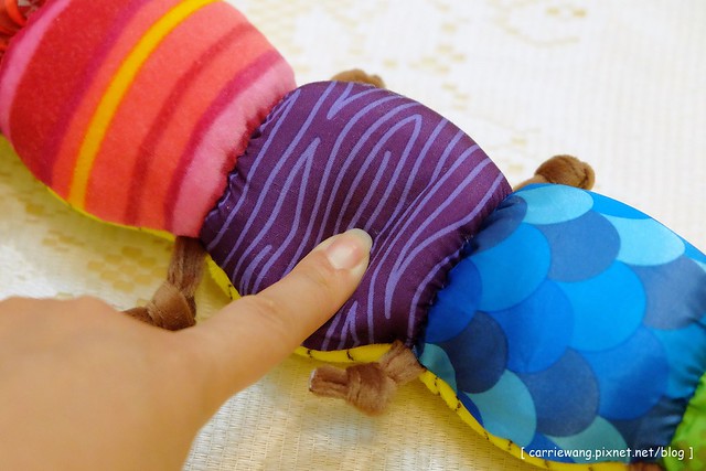 【育兒日記分享】Lamaze 拉梅茲嬰幼兒玩具.音樂布蟲尺 / 柔軟故事書 / 音感八爪章魚。給寶寶的第一份禮物,強化寶寶的感官能力,學習從0歲開始 @飛天璇的口袋