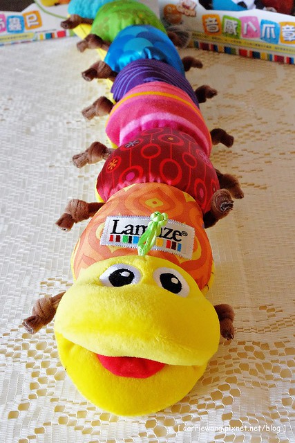 【育兒日記分享】Lamaze 拉梅茲嬰幼兒玩具.音樂布蟲尺 / 柔軟故事書 / 音感八爪章魚。給寶寶的第一份禮物,強化寶寶的感官能力,學習從0歲開始 @飛天璇的口袋